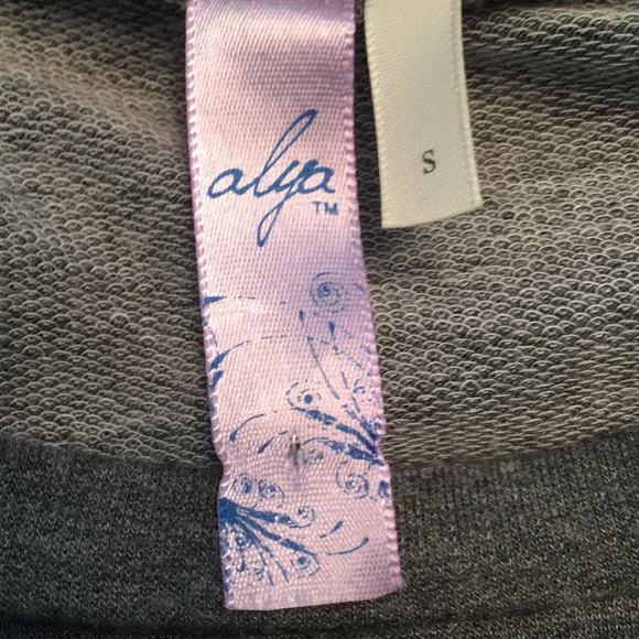 Workout pullover - Picture 2 of 2